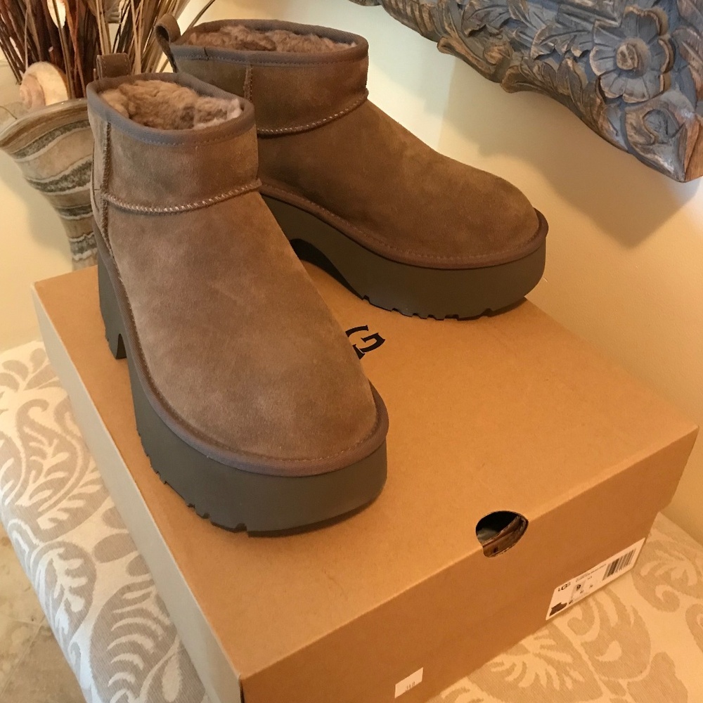 NWT Classic Ultra Mini New Heights Platform Boot size 9